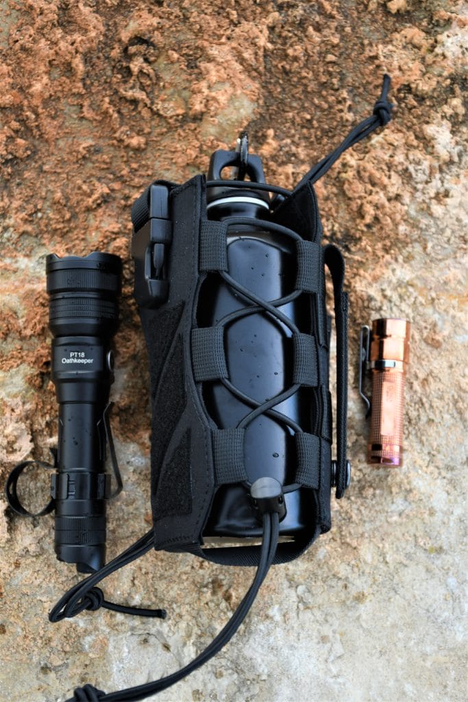 The HUNTERZ ustilises a loop of bungee cord in an "x"-style on either side of the bottle holster