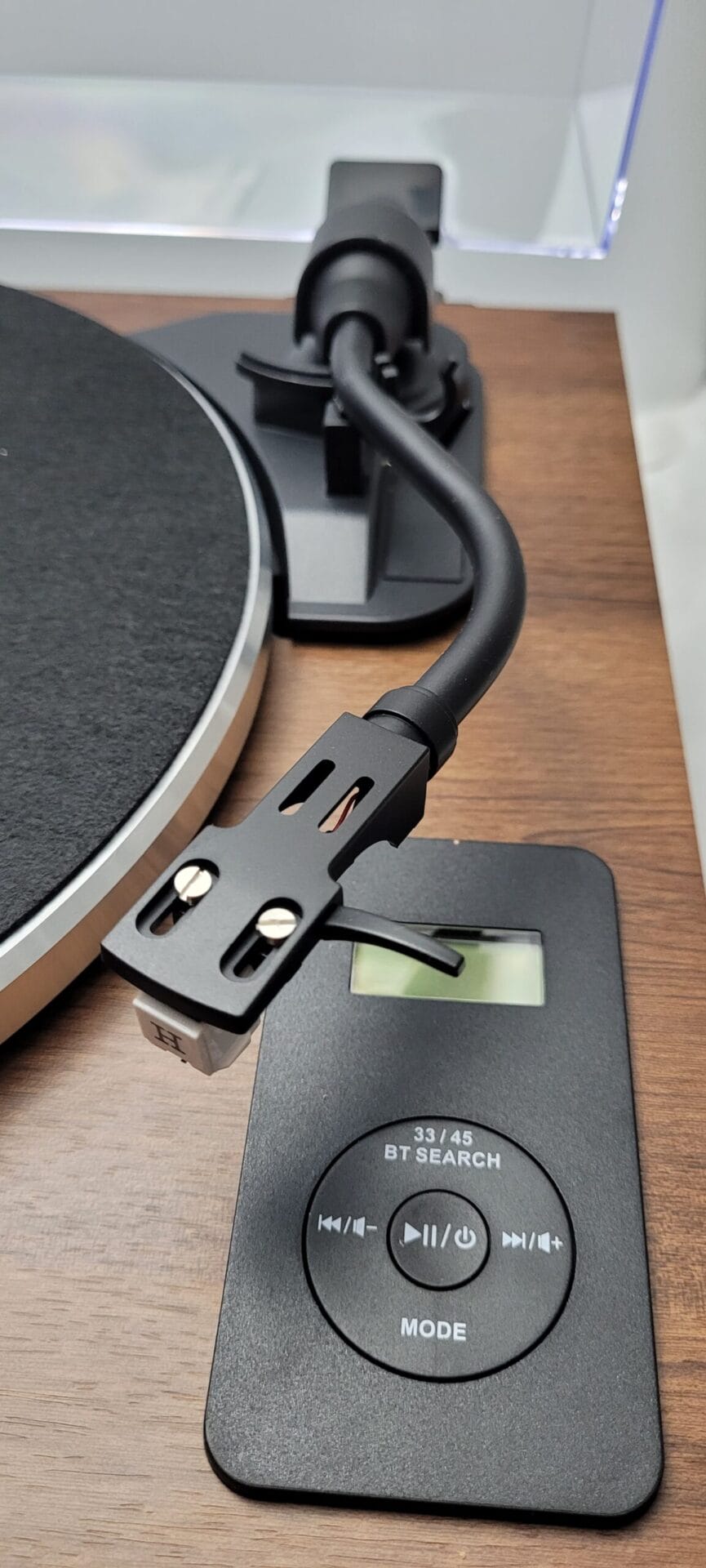 Hernido Vinyl Record Player Images shows the arm of the record player.