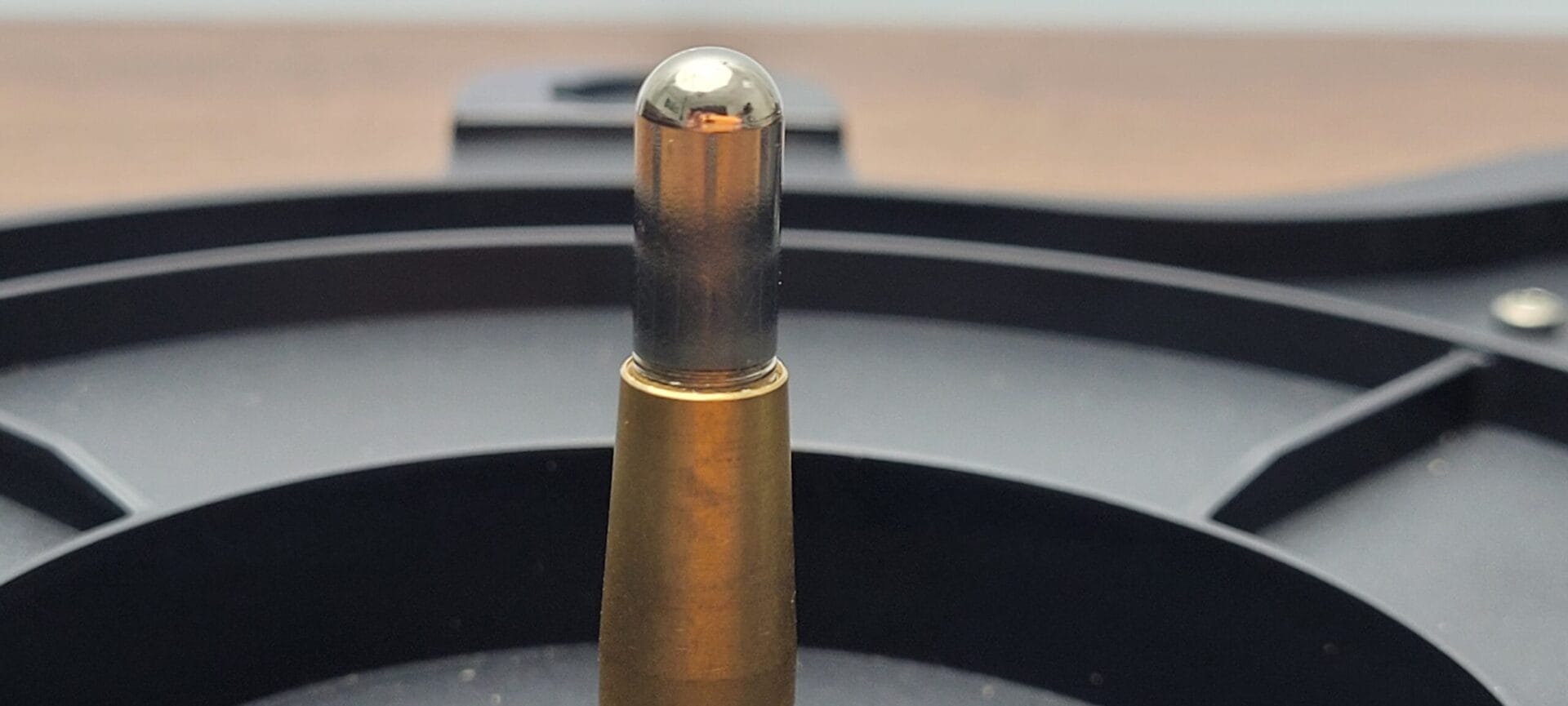 Hernido Vinyl Record Player Image shows the spindle to the record player.