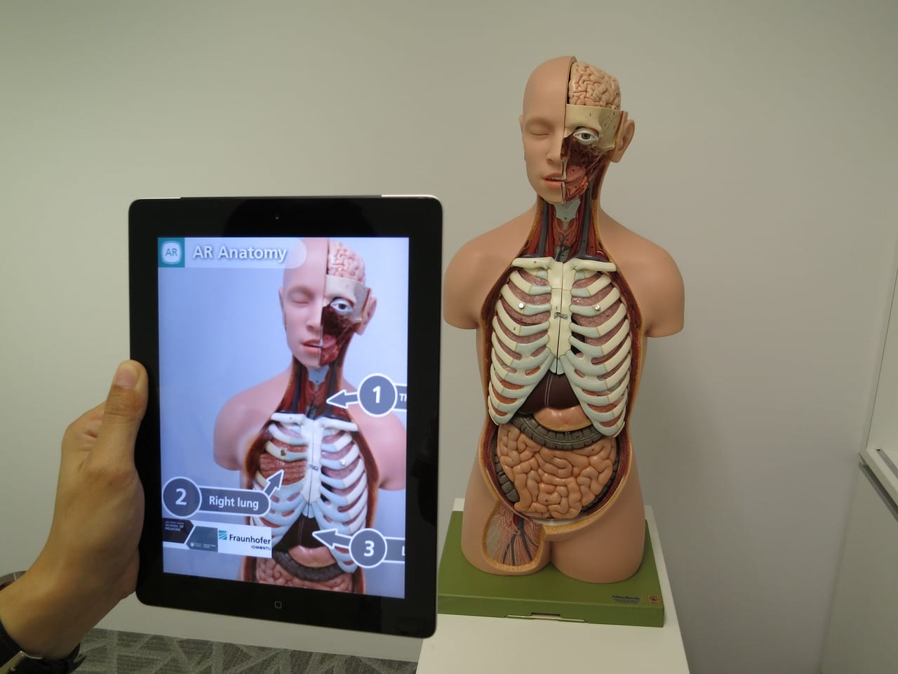 Image shows Augmented Reality in a medical setting.