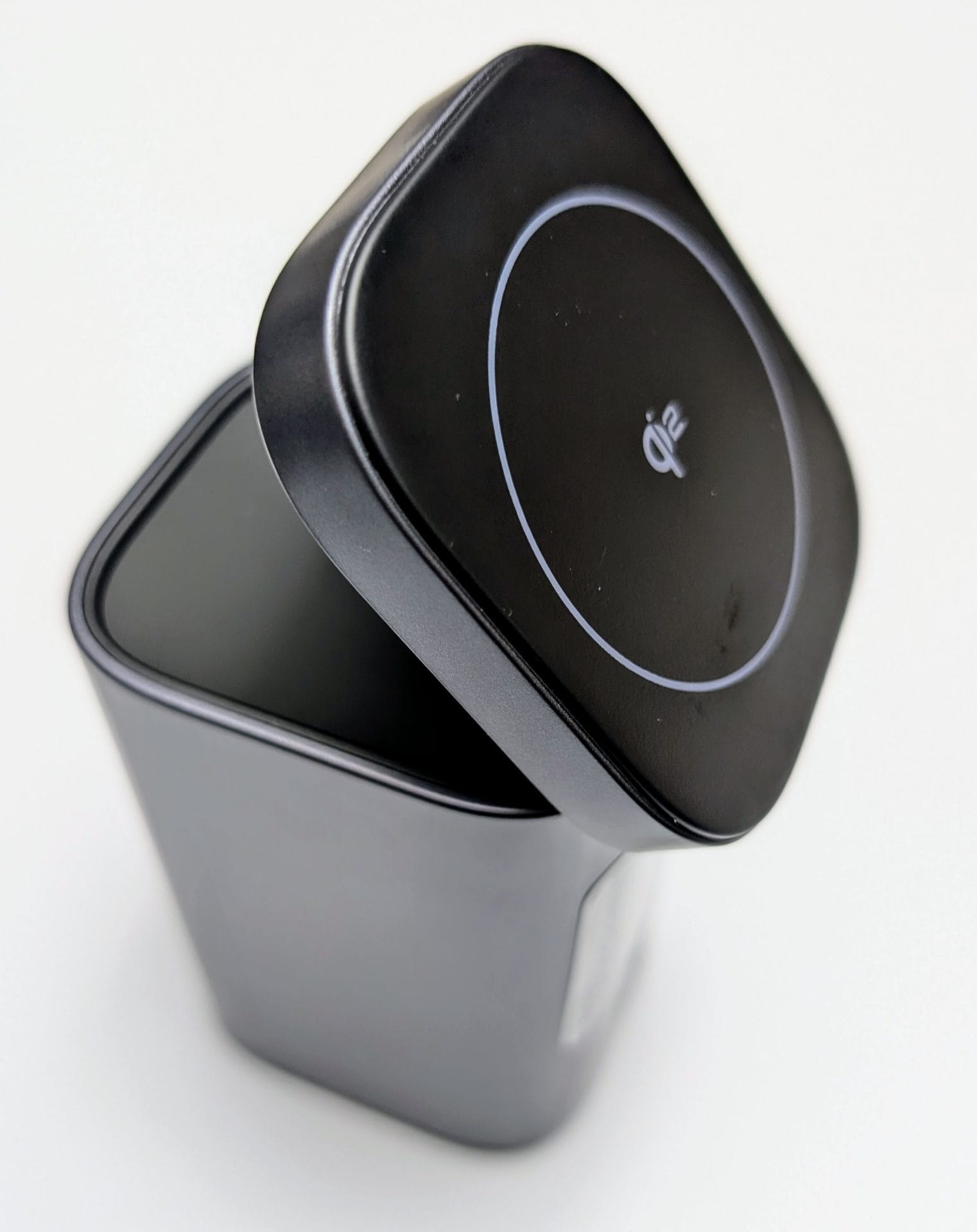 UGREEN 145W 20000mAh Magsafe Power Bank Image shows the angled Qi2 charging area.